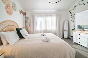 Iron/ironing board, WiFi, bed sheets