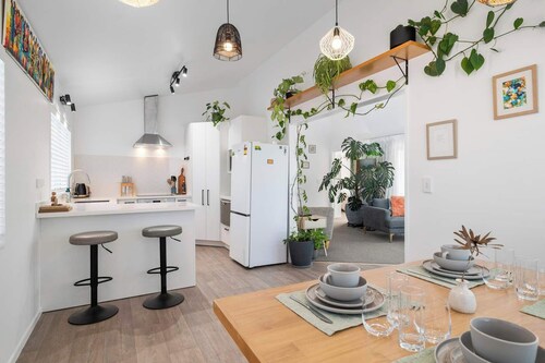 Urban Nook - Stylish Two Bedroom Hideaway