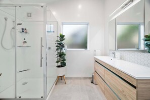 Shower, hair dryer, towels - Urban Nook - Stylish Two Bedroom Hideaway (Rotorua)