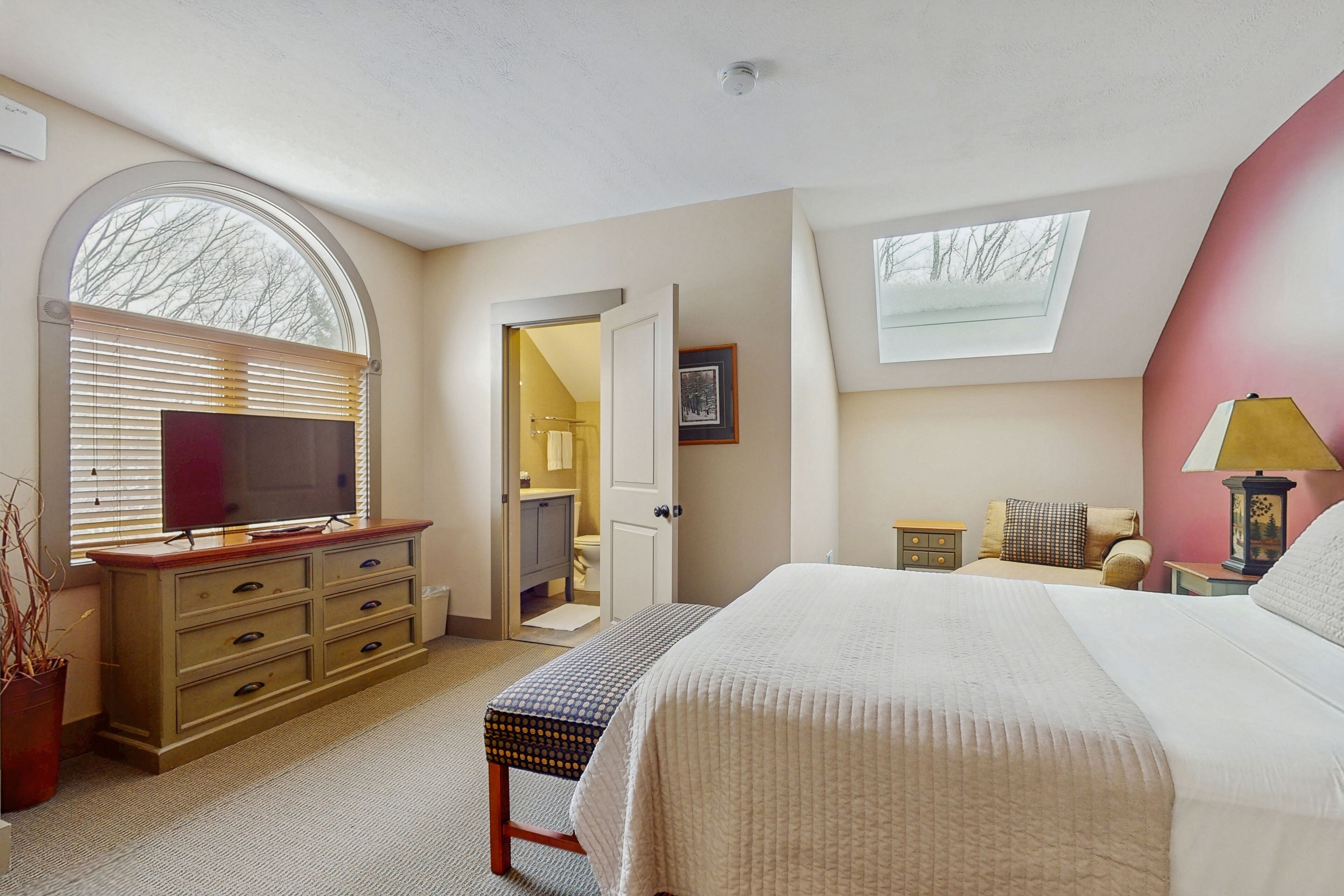 Iron/ironing board, internet, bed sheets