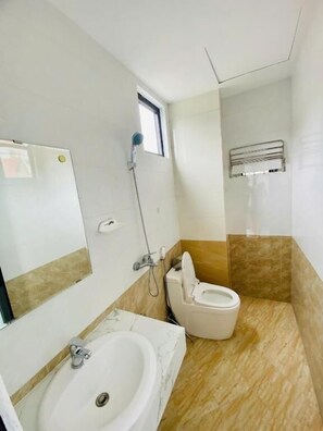 Shower, hair dryer, slippers, towels - 25 House 298 Ngoc Lam - Long Bien bridge (Long Biên)