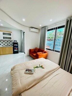 Desk, laptop workspace, blackout curtains, soundproofing - 25 House 298 Ngoc Lam - Long Bien bridge (Long Biên)