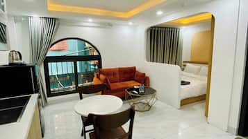 Deluxe Apartment, City View | Living area