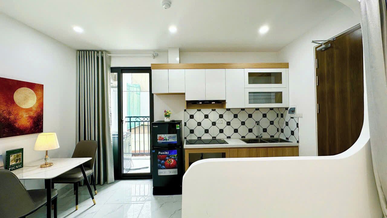 Deluxe Studio, Balcony | Private kitchen | Fridge, microwave, stovetop, cookware/dishes/utensils