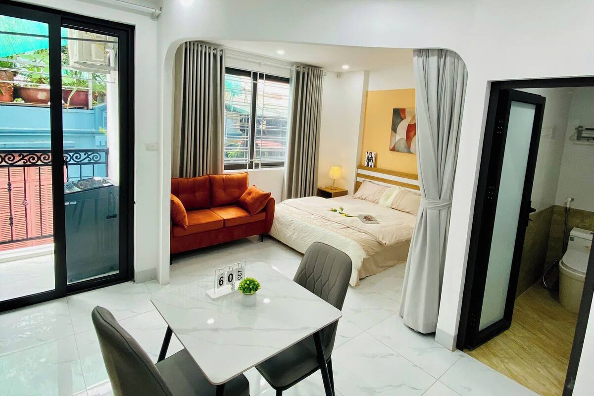 Apartemen, balkon, pemandangan kota | Meja kerja, ruang kerja ramah laptop, dan tirai kedap cahaya