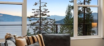Hygge Hideaway - Breathtaking Lake View & Hot Tub