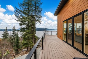 Terrace/patio - Hygge Hideaway - Breathtaking Lake View & Hot Tub (Hope)