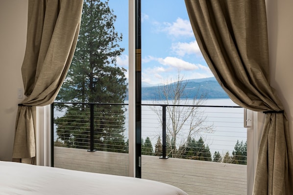 Room - Hygge Hideaway - Breathtaking Lake View & Hot Tub (Hope)