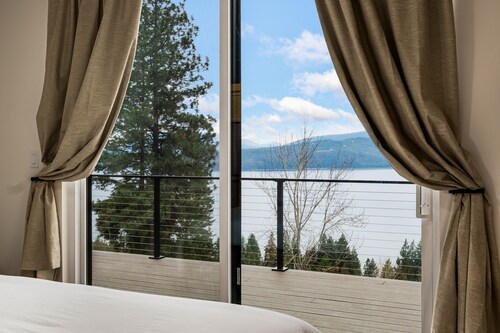 Hygge Hideaway - Breathtaking Lake View & Hot Tub