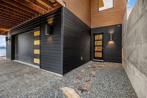 Exterior - Hygge Hideaway - Breathtaking Lake View & Hot Tub (Hope)