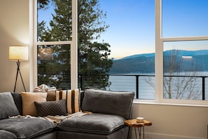 Living area - Hygge Hideaway - Breathtaking Lake View & Hot Tub (Hope)