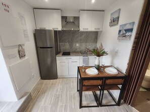 冰箱、烤面包机、厨具/餐具、餐桌