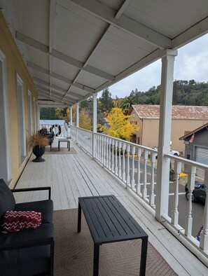 Dobbeltrom for 1 person, byutsikt | Terrasse/patio