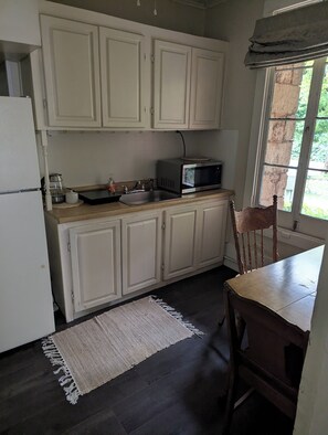 Family Studio Suite, Patio, Courtyard View | Private kitchen | Highchair