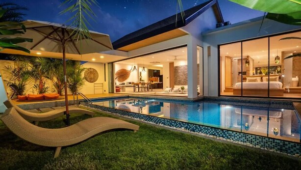 Una casa moderna con piscina, comedor y un dormitorio con una cama grande.