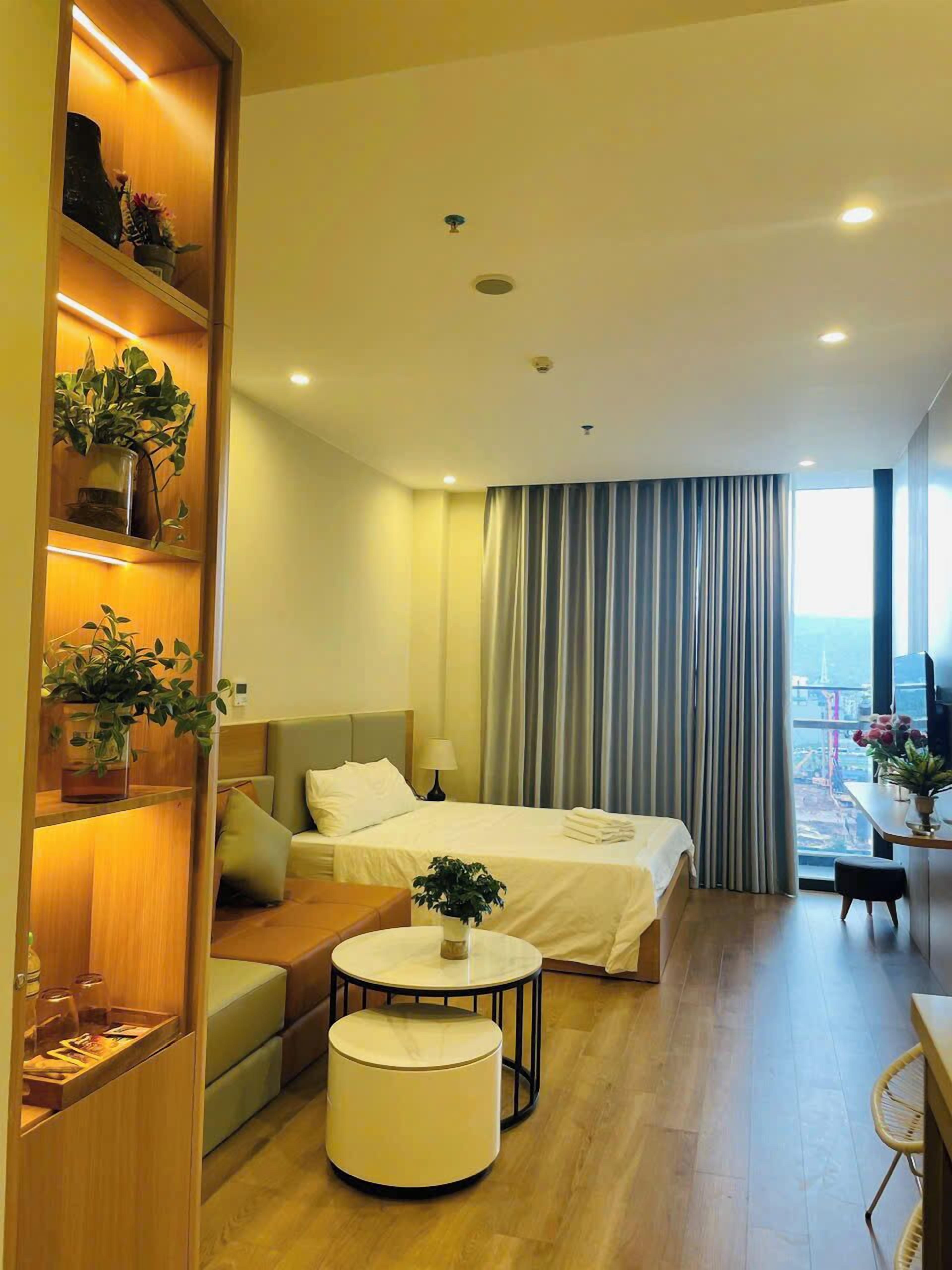 Bộ đồ giường cao cấp, nệm có lớp đệm bông, minibar, bàn 