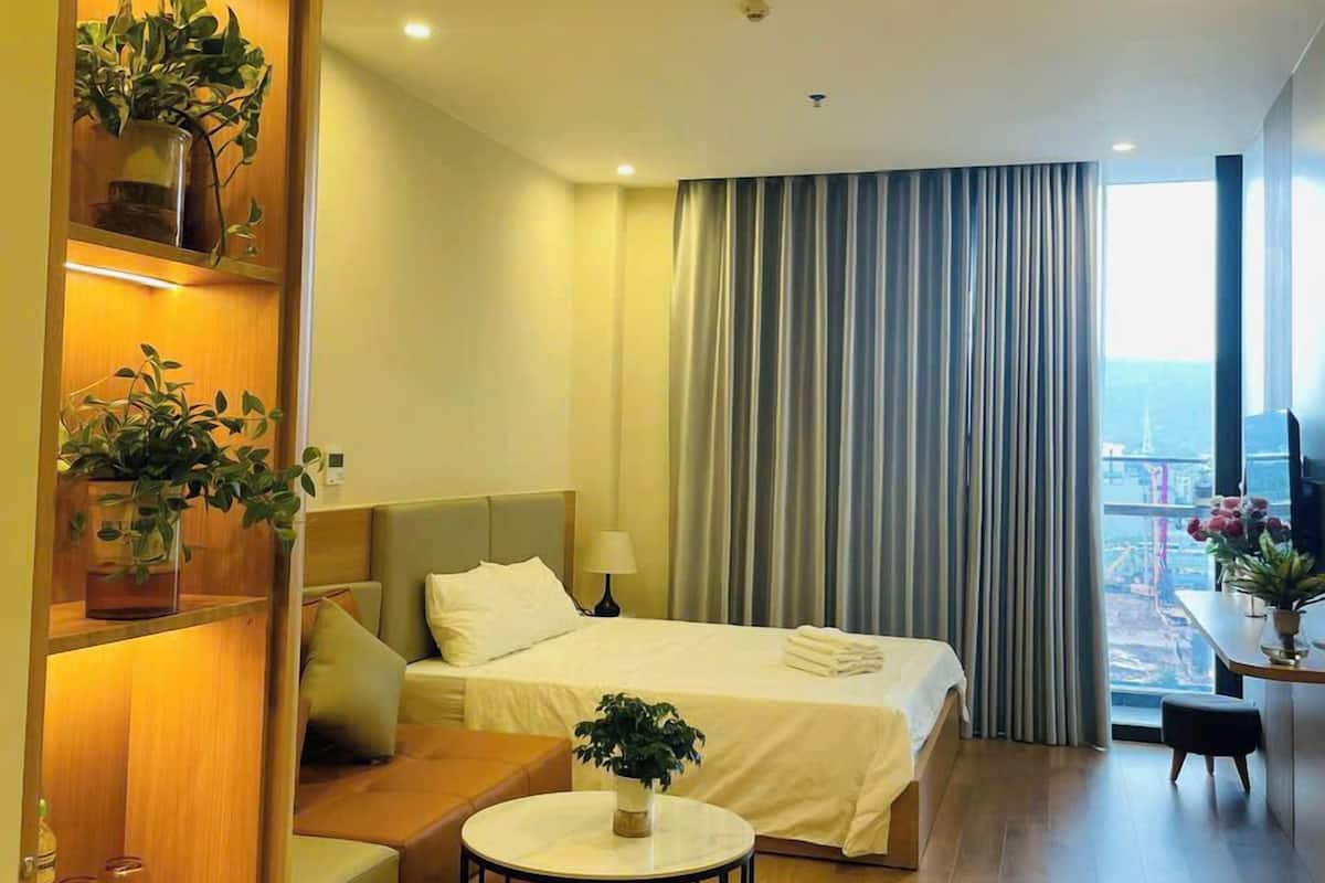 Premium bedding, pillowtop beds, minibar, desk