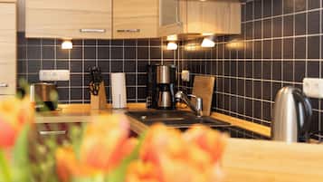 Kühlschrank, Ofen, Geschirrspüler, Kochgeschirr/Geschirr/Besteck