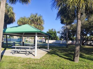 Outdoor dining - 2-bedrooms quiet duplex in serene Indian Rocks Beach 150 steps to the sand (Indian Rocks Beach)