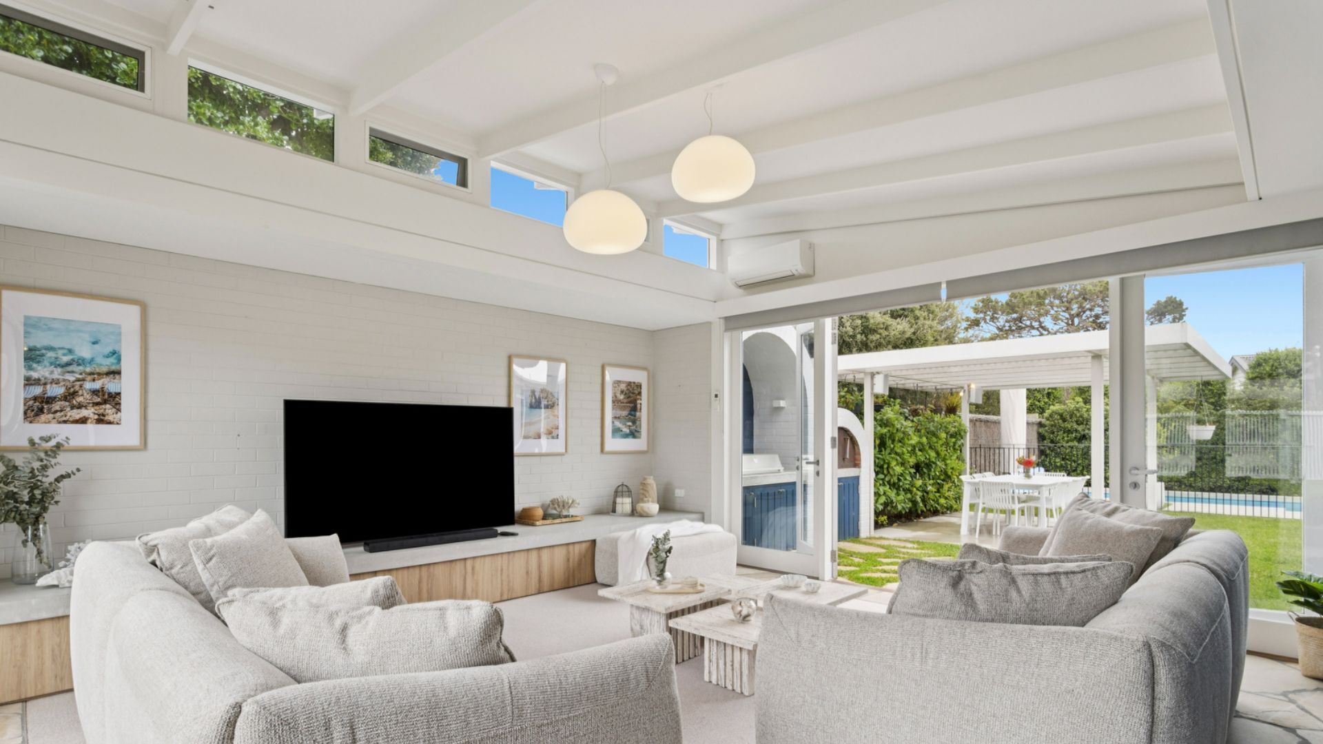 Smart-tv, een open haard en een stereo