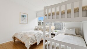 4 bedrooms, iron/ironing board, Internet, bed sheets - La Plage Portsea - A stylish and relaxed coastal escape (Portsea)