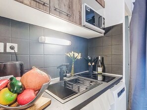 Kühlschrank, Geschirrspüler, Kochgeschirr/Geschirr/Besteck