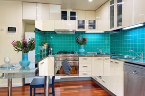 Fridge, microwave, oven, stovetop - Comfortable City Apartment with Free Parking (Melbourne)