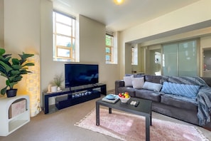 TV - Comfortable City Apartment with Free Parking (Melbourne)