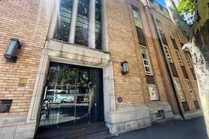 Exterior detail - Comfortable City Apartment with Free Parking (Melbourne)