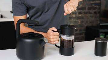 Een koelkast, een magnetron, een oven, een kookplaat