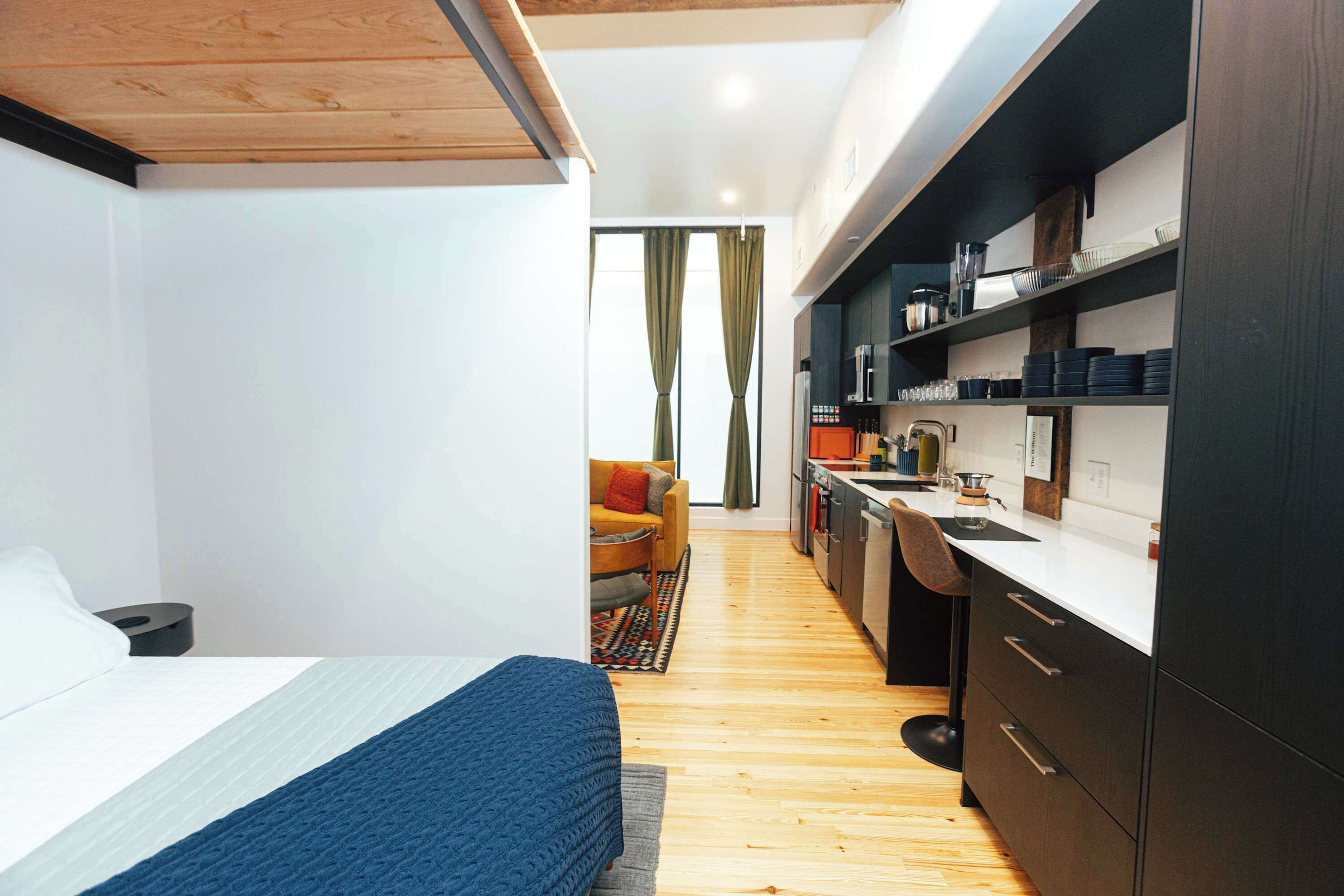 Een bureau, een strijkplank/strijkijzer, wifi, beddengoed