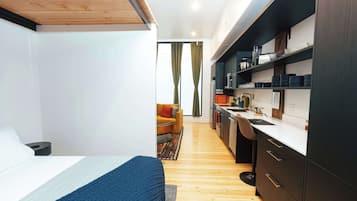 Desk, iron/ironing board, WiFi, bed sheets