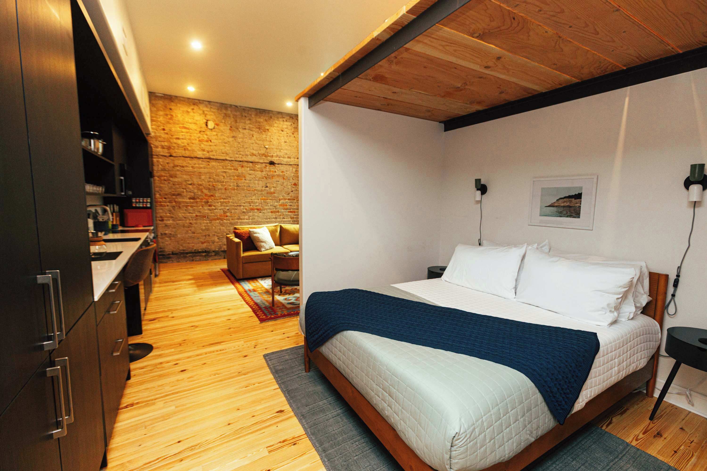 Een bureau, een strijkplank/strijkijzer, wifi, beddengoed