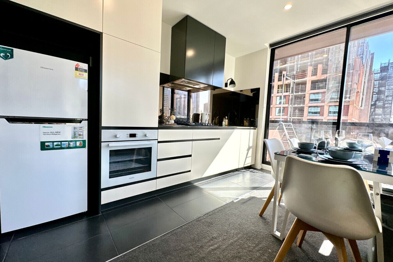 Kjøleskap, mikrobølgeovn, ovn og kokeplater