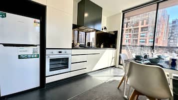 Réfrigérateur, micro-ondes, four, plaque de cuisson