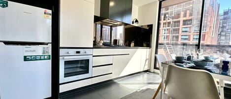 Kjøleskap, mikrobølgeovn, ovn og kokeplater