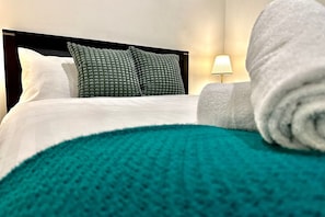 Iron/ironing board, WiFi - Cozy Apartment with Balcony (Melbourne)