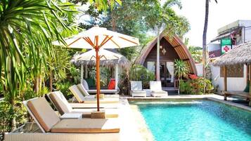 Piscine extérieure, parasols de plage