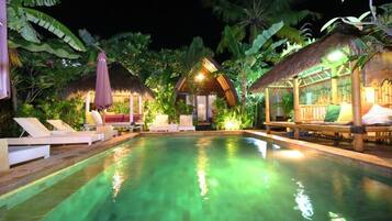 Piscine extérieure, parasols de plage