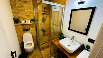 Chambre Double Standard, vue jardin | Salle de bain