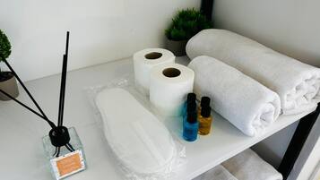 Chambre Double Standard, vue jardin | Salle de bain