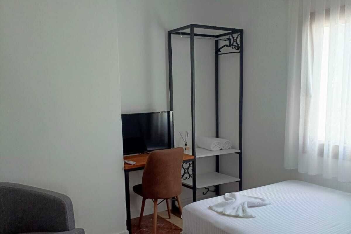 Habitación doble estándar, vista al jardín | Wifi gratis