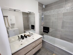 Shower, hair dryer, towels, soap - Upscale 2-bathroom apartment (Toulouse)