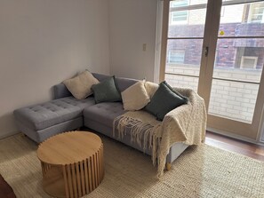 Smart TV, DVD player, books, music library - Randwick Luxury 2 Bed Apt & Study Area (Randwick)