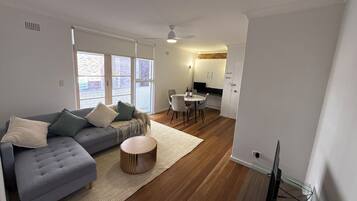 Smart-TV, DVD-Player, Bücher, Musikbibliothek