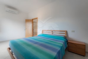 1 habitación, tabla de planchar con plancha y ropa de cama 