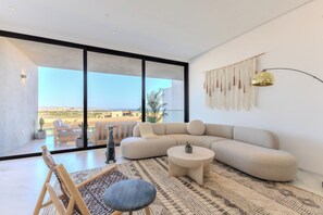 TV - New luxury 3 bdrm condo with sea and golf course views on Campestre Golf Course (San José del Cabo)