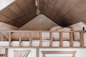 Tabla de planchar con plancha, wifi gratis y ropa de cama 