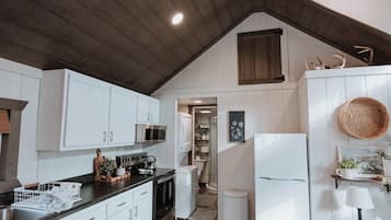 Køleskab, mikrobølgeovn, ovn, kogeplade