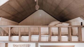 Tabla de planchar con plancha, wifi gratis y ropa de cama